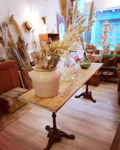 Table : assemblage d'une ancienne planche en bois et de 2 anciens pieds de tables de bistro en fonte