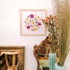 Tableau fleurs séchées jaune et rose fuchsia encadré déco murale